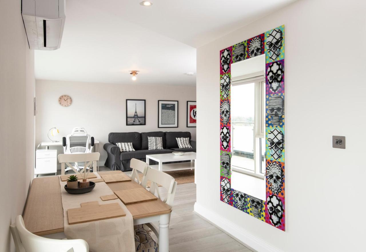 ميدينهيد Spacious Apartment With Parking Space, Close To Heathrow, Elizabeth Line And Windsor المظهر الخارجي الصورة